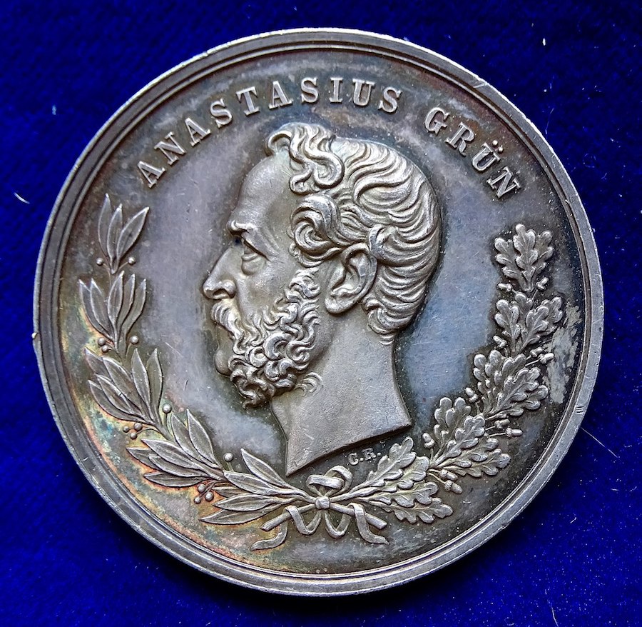 Srebrny medal pokryty patyną